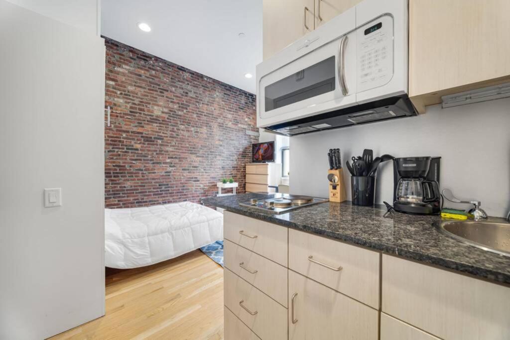 Simple Furnished Studio In The Heart Of Бостън Екстериор снимка
