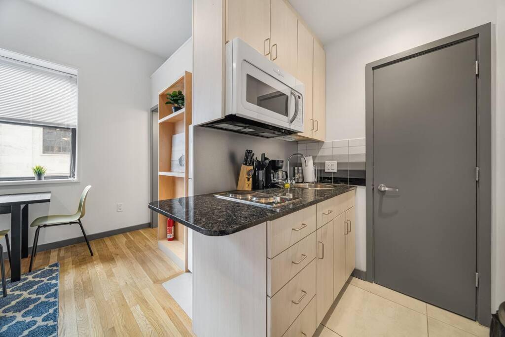 Simple Furnished Studio In The Heart Of Бостън Екстериор снимка